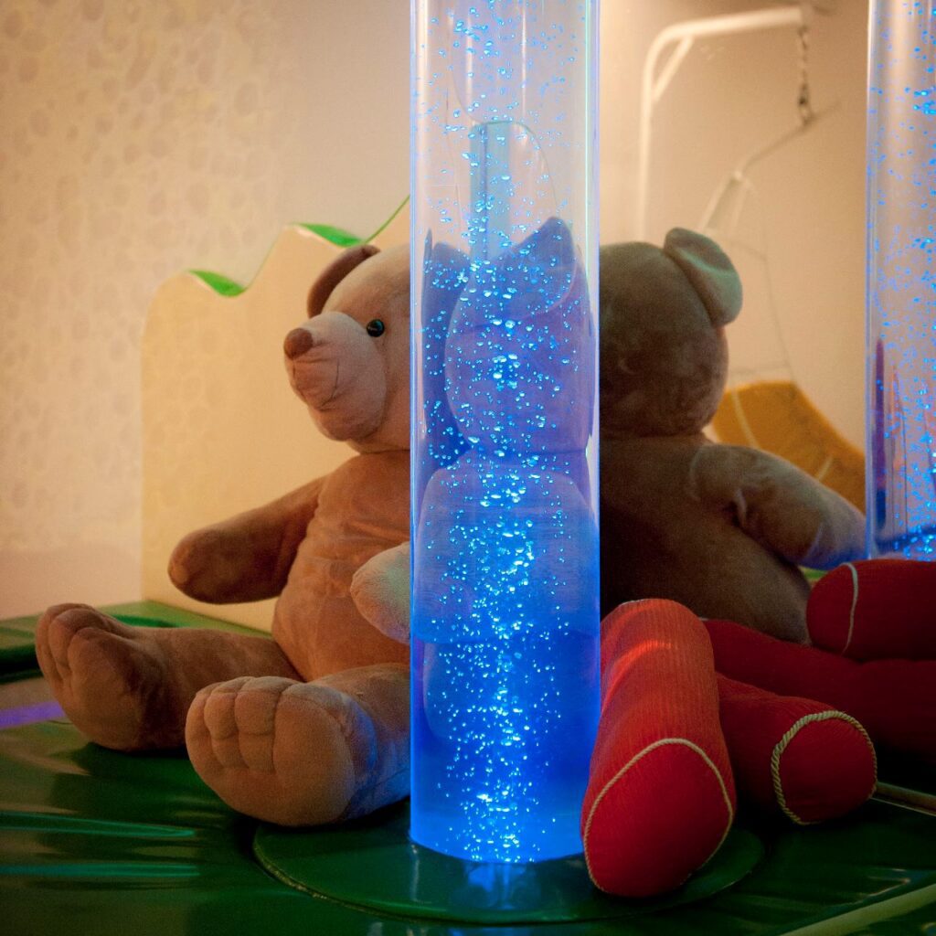 Snoezelen – Dagbesteding bij S&L Zorg Snoezelen, snoezelruimte, glow in the dark, sensopathische activiteit